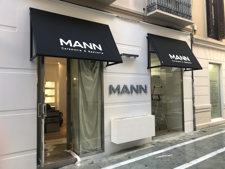 Toldos cofre negros en fachada de local comercial - Servitoldos Daniel