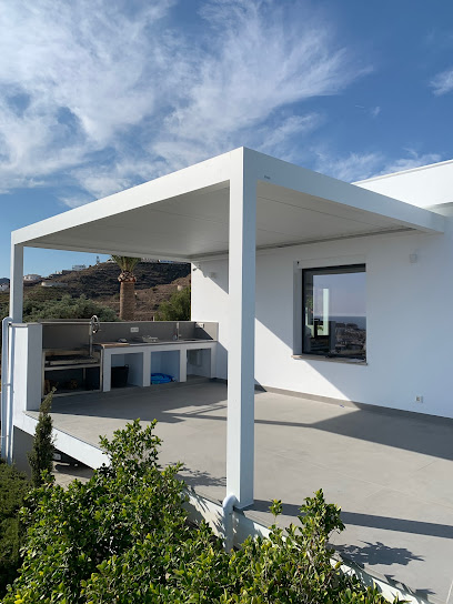 Pérgola bioclimática blanca instalada por Servitoldos Daniel en Vélez-Málaga